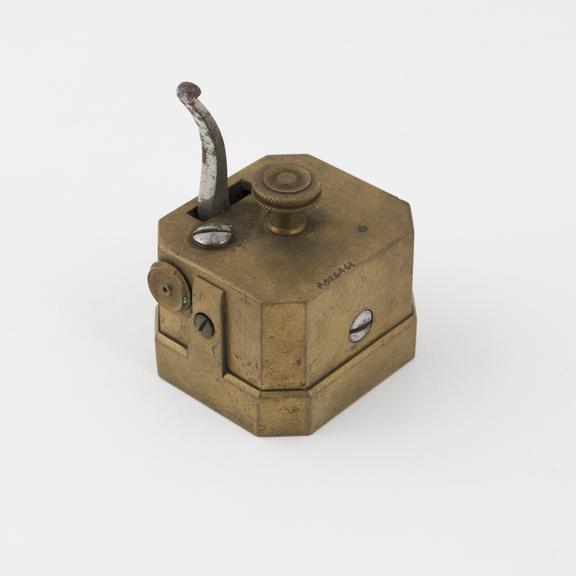 Scarificator with sixteen lancets, brass box, English