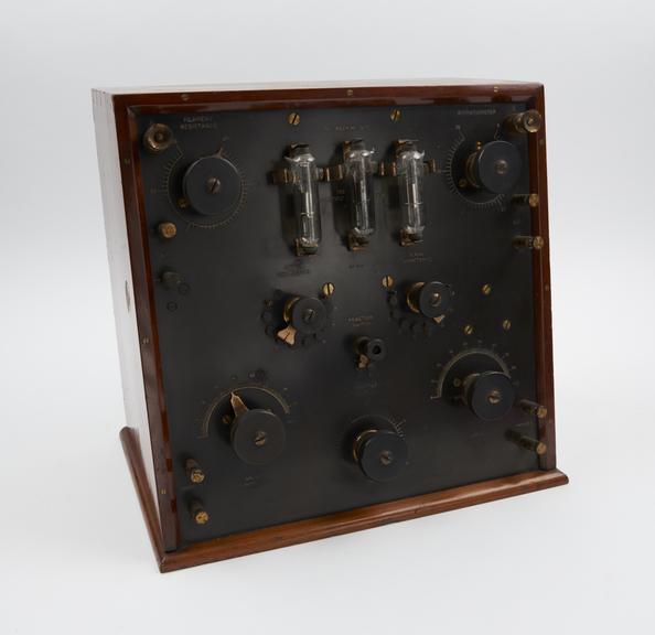 Broadcast radio receiver using V.24 valves (c. 1922)