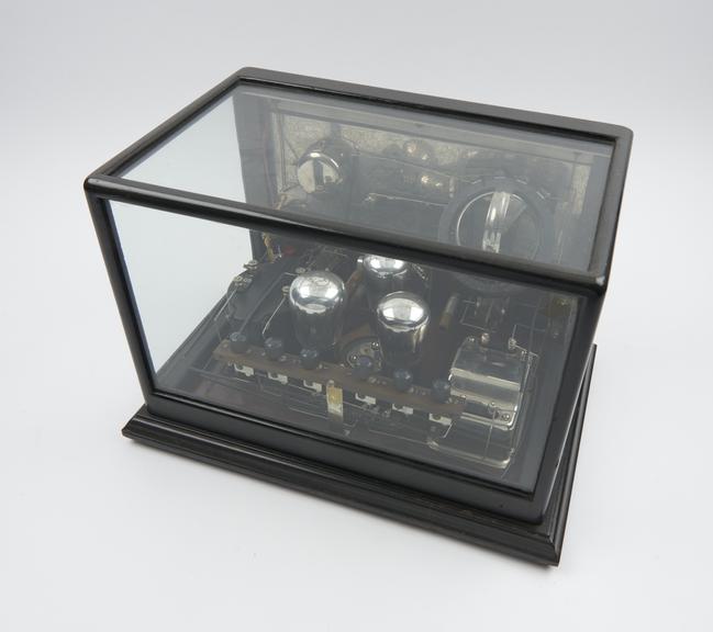 Marconiphone type 31, radio telephonic receiver in glass case