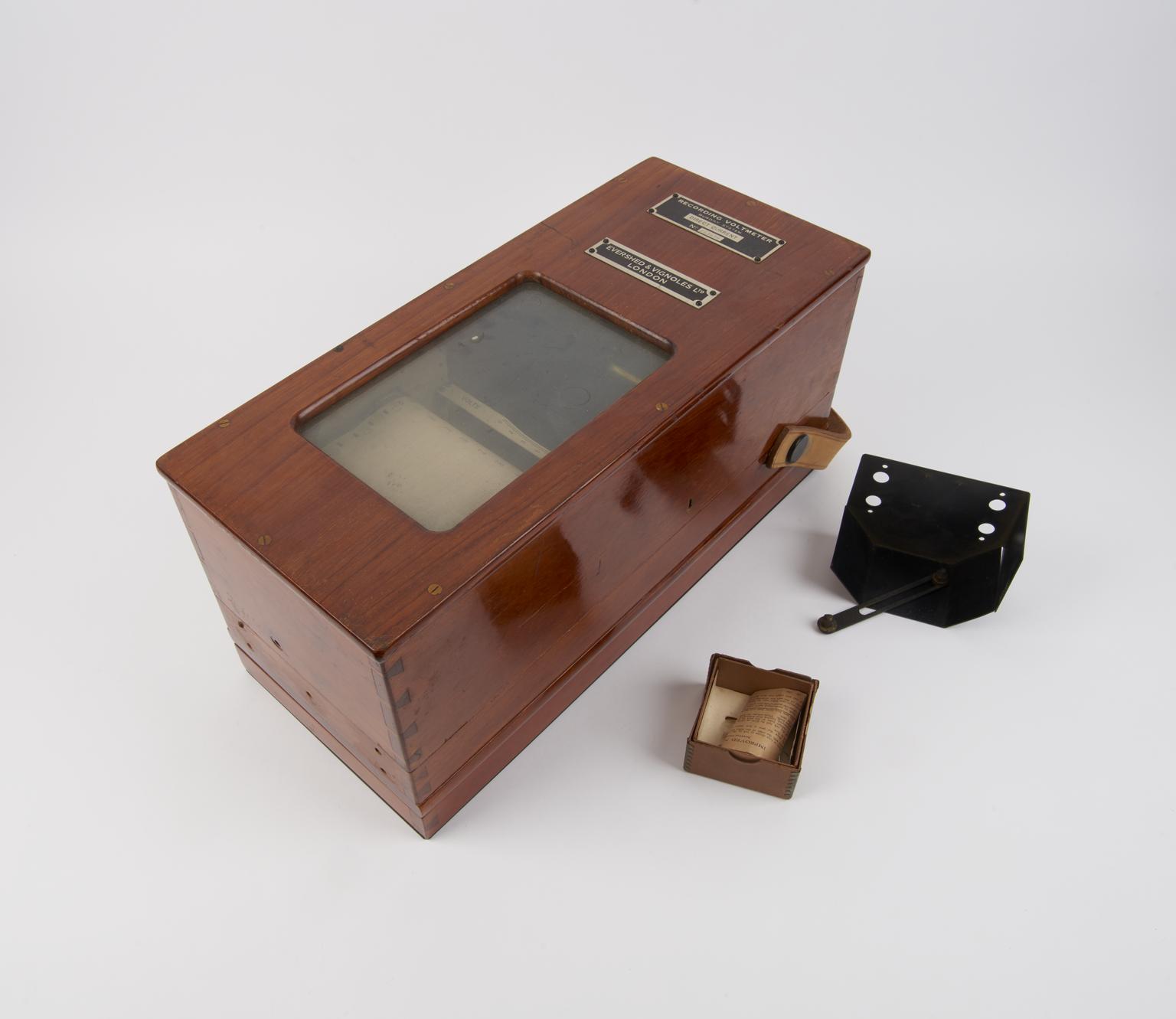 Portable movable coil recording voltmeter no.157294 | Science Museum ...