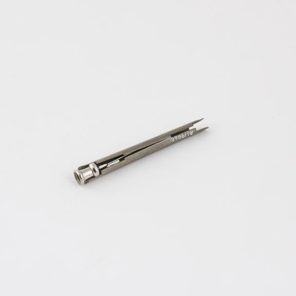 Hypodermic needle, in tubular needle holder