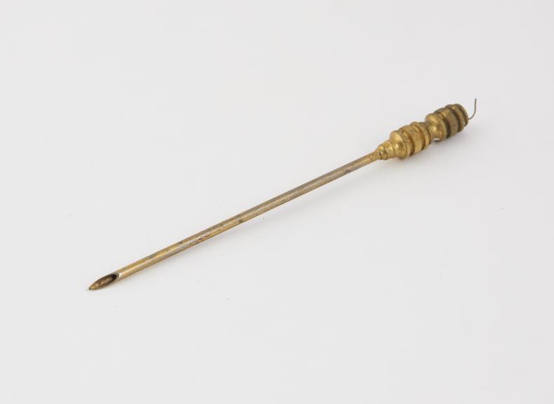 Two intravenous needles, two sizes, gilt metal