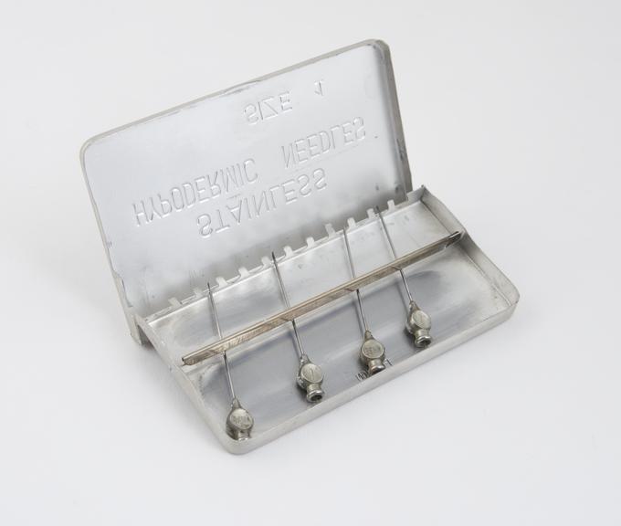 4 hypodermic needles, push fit, in aluminium case