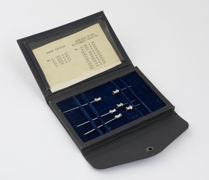 Six hypodermic needles, in velvet lined leatherette case