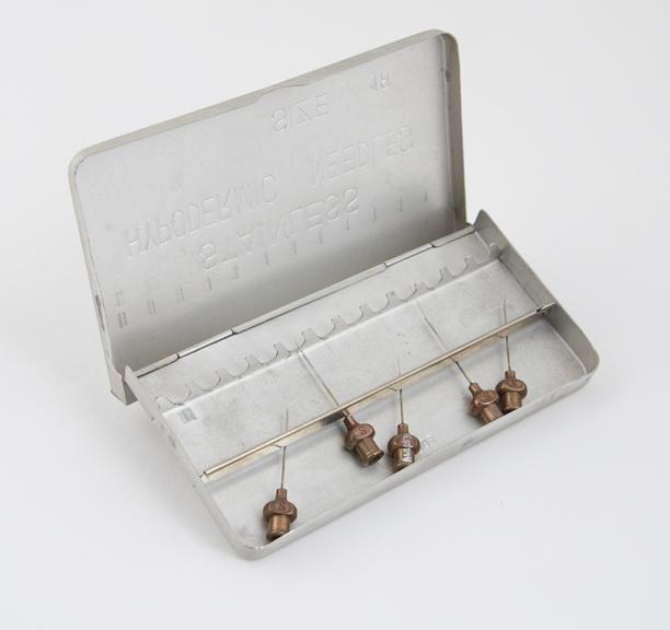 5 hypodermic needles, Record type, in aluminium case