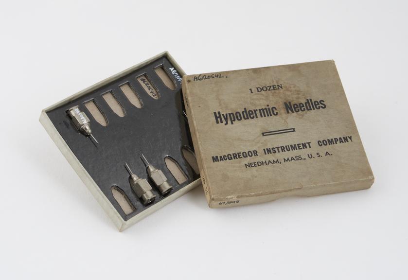 Four hypodermic needles, push fit, in box, Luer fitting