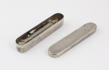 Hypodermic syringe, all glass, in nickel plated br