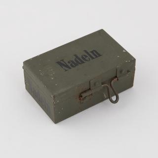 Rectangular tin with hinged lid