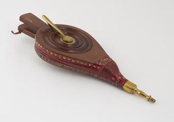 Hand-operated bellows