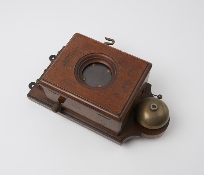 Wall instrument with Mix and Genest's carbon transmitter (brush
