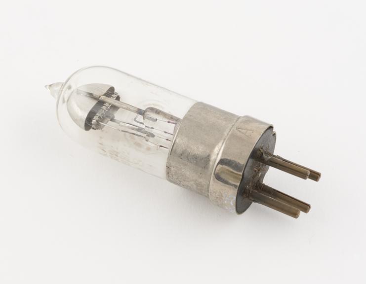 Thermionic triode valve