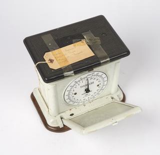 'Belmont' personal self-indicating scale fitted with reverse mirror