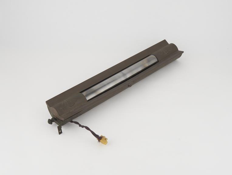 Long horizontal metallic lamp