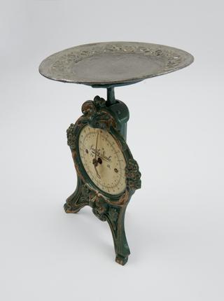 Spring balance with dial gauge