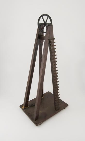 Disconnecting hook for preventing accidents with overwinding