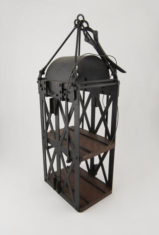 Safety cage with disconnecting catch