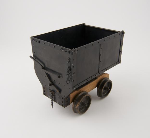 Model of all-round ore-tipping truck (scale 1:5)