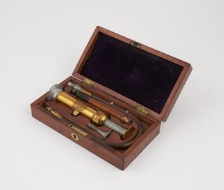 Gum elastic tube to connect syringe with nozzle
