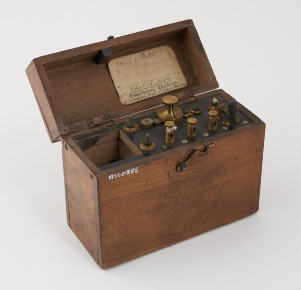 Small induction coil in wooden box with trembler