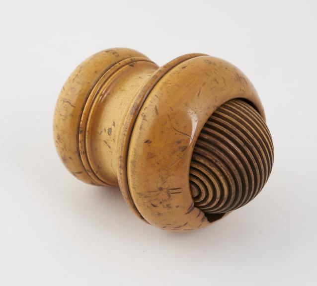 Wooden masseur consisting of freely rotating grooved ball set