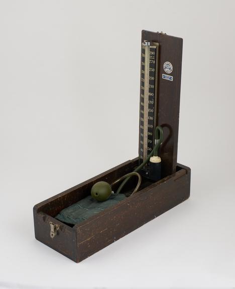 Hospital model sphygmomanometer, in wooden box