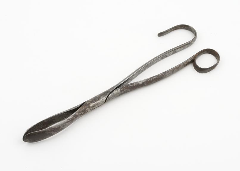 Straight lithotomy forceps with bowed scoop-shaped blades and