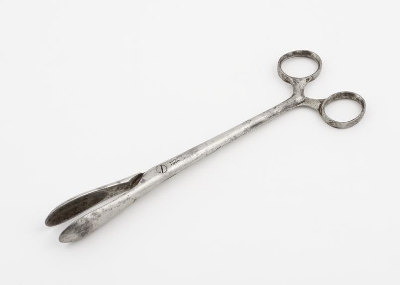 Straight lithotomy forceps with scoop blades and cross-action