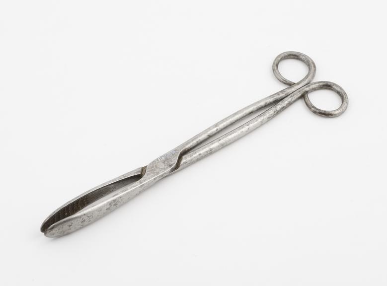 Straight lithotomy forceps with open ducks-bill blades and