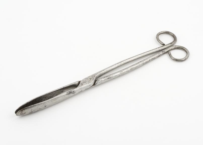 Lithotomy forceps, with elongated scoop blades and cross-action