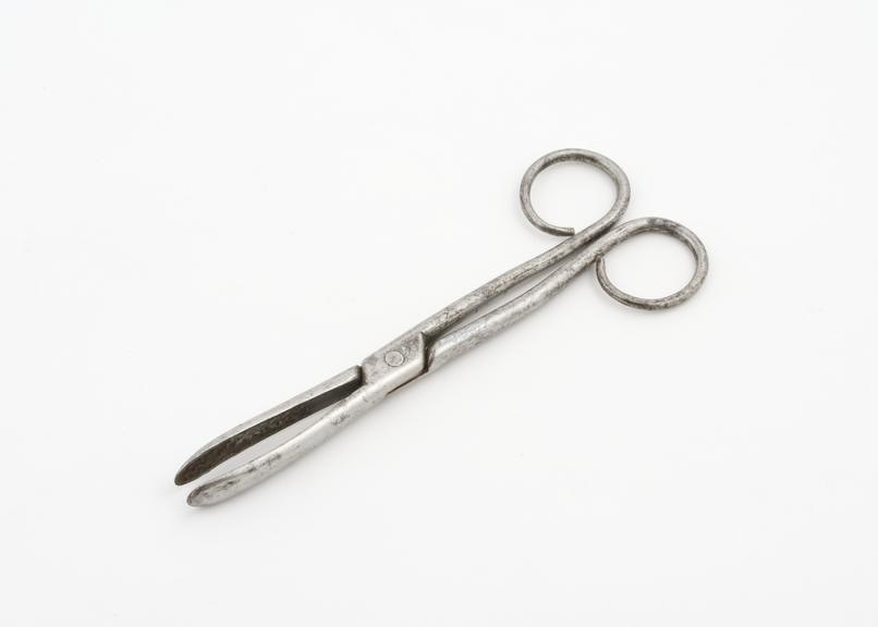 Lithotomy forceps, with elongated scoop blades and cross-action