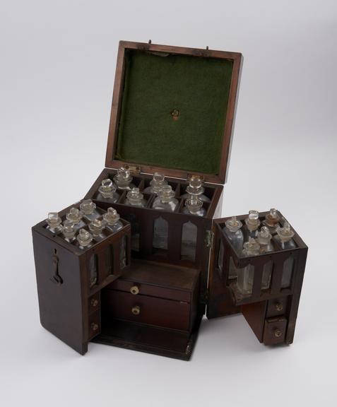 Mahogany medicine chest with 20 glass bottles, 1 labelled