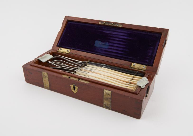 Surgical instrument set, cased