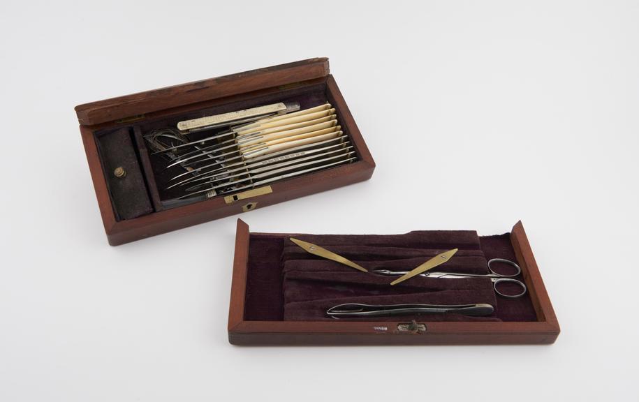 Surgical instrument set, cased