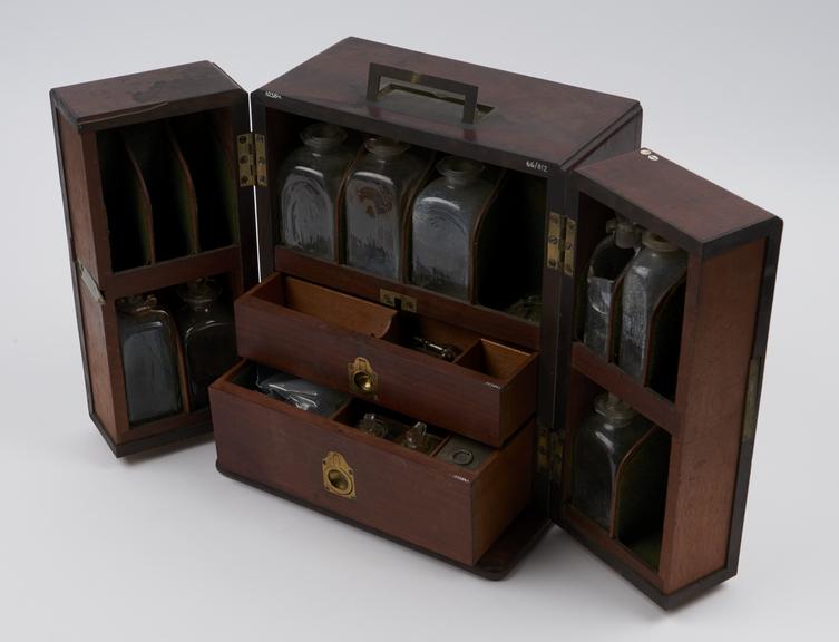 Medicine chest, tryptich front, with 15 glass bottles