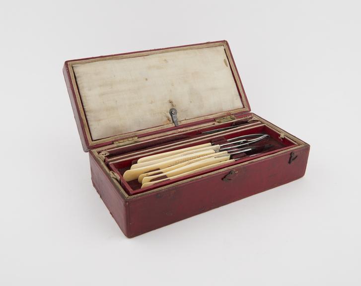 Surgical instrument set, cased