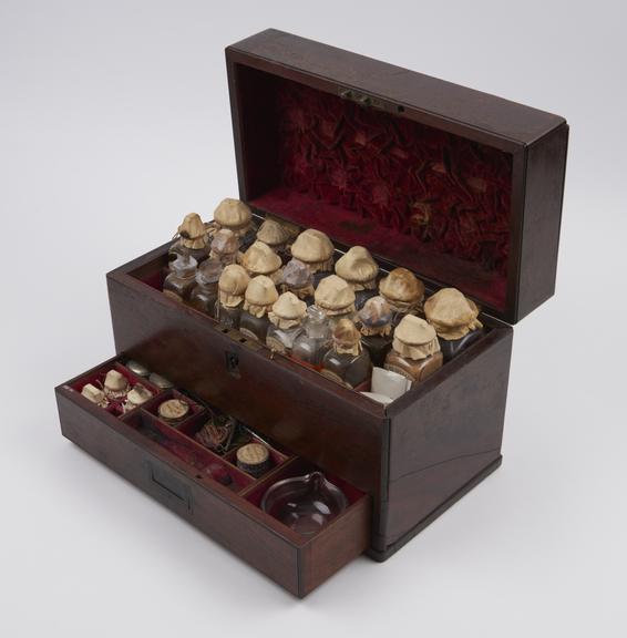 Medicine chest, containing 27 glass bottles