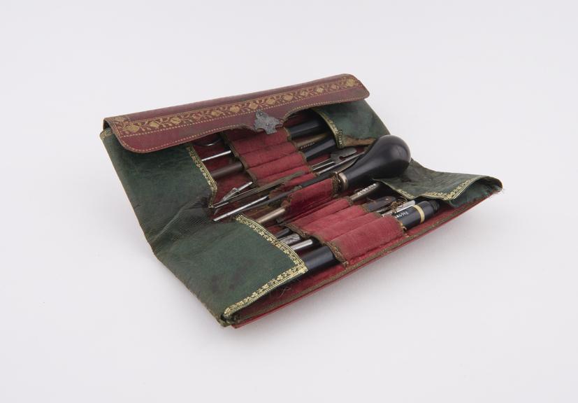 Pocket surgical instrument set, in folding leather case, French