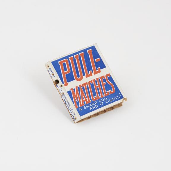 one book - British Pullmatch Coy. - The Matchhog' pull matches'