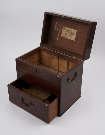 Medicine chest, mahogany, top-opening, empty