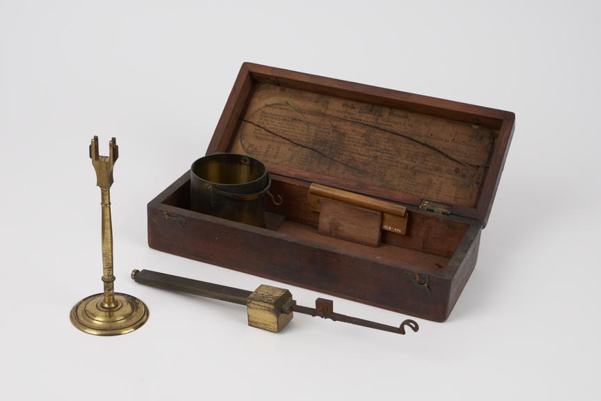 Corn balance, in mahogany box, by Bryan Corcoran and Co