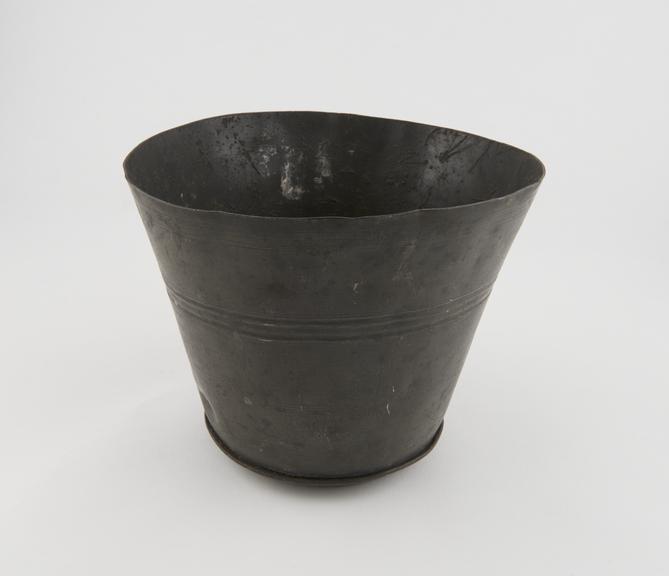 Pewter bucket without handle, decorated with engraved bands