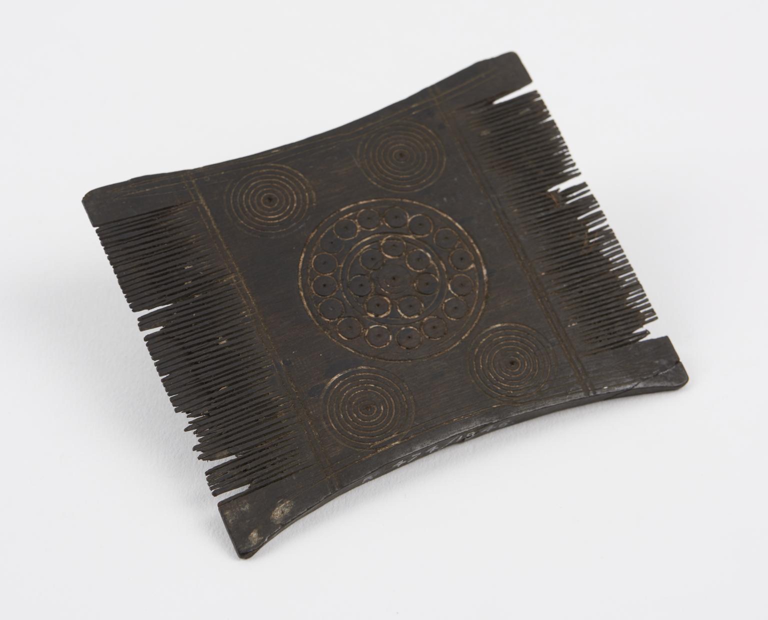 Ebony double-ended comb with centre panel | Science Museum Group Collection