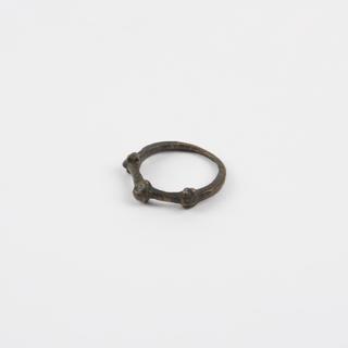 Bronze finger ring with 3 knobs, possibly Roman