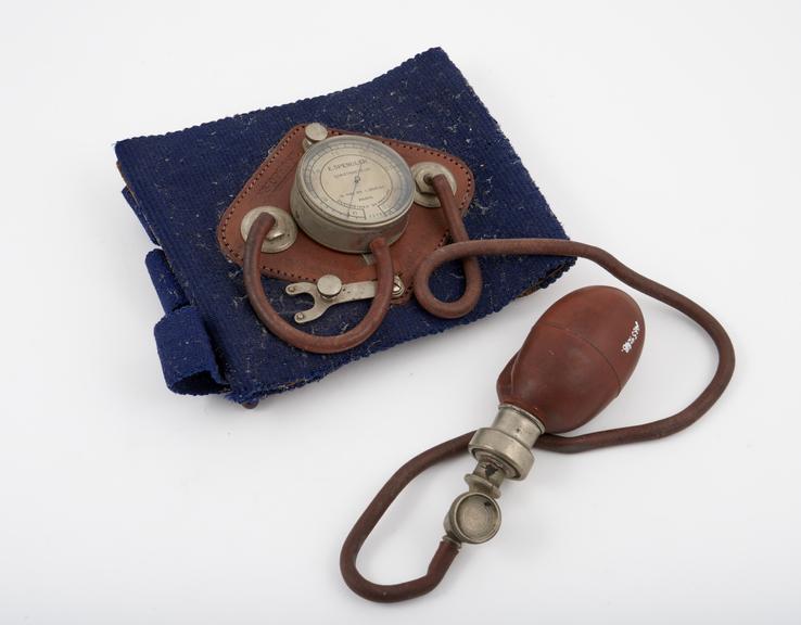 Sphygmomanometer of webbing with rubber bulb and tubing