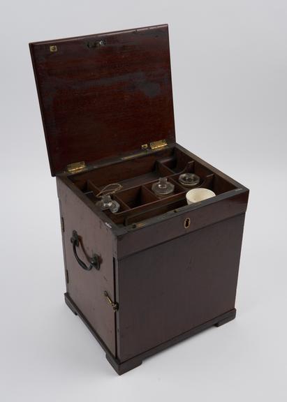 Medicine chest, wooden, with 15 glass bottles (2 labelled)