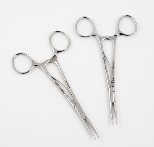 2 pairs clip-applying forceps