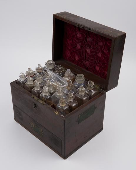 Medicine chest, mahogany, velvet lining