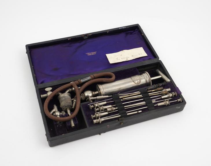 Surgical instrument set for relief of pleurisy