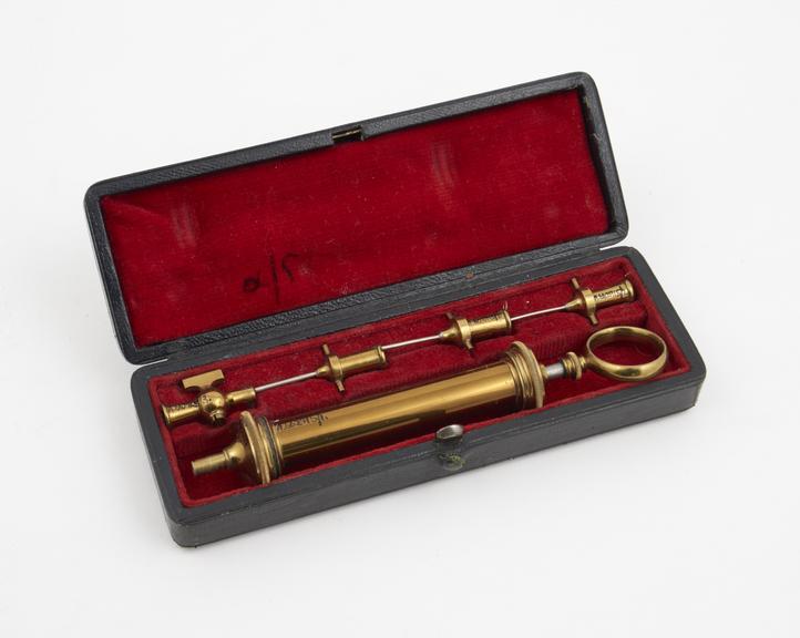 Anatomical syringe set in black leather case