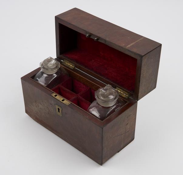 Rectangular medicine chest with hinged lid